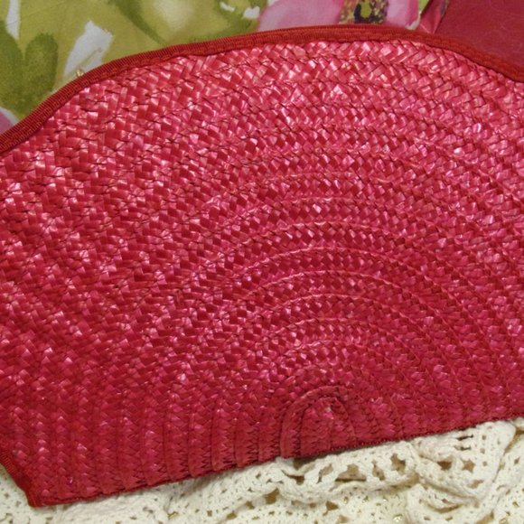 Red Shell Shaped Straw Clutch Handbag NWOT - Picture 2 of 3